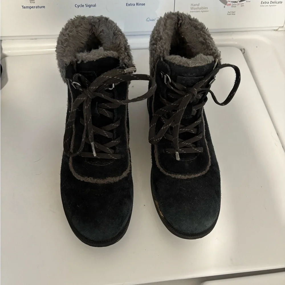 UGG Bodie Booties Black Gray Shearling Fur Lace Up Boots Suede Size 8.5